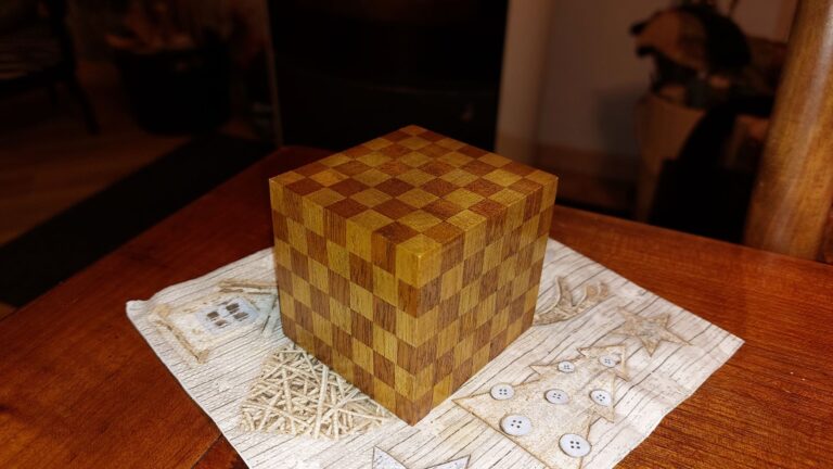 Cube en bois à deux essences exotiques