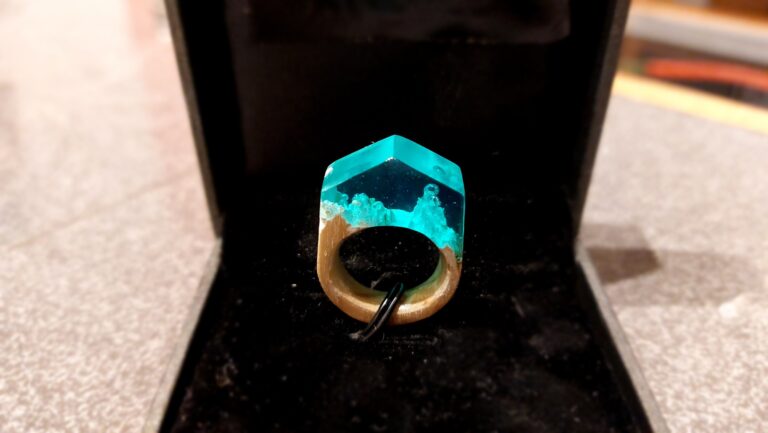 Bague en bois et résine
