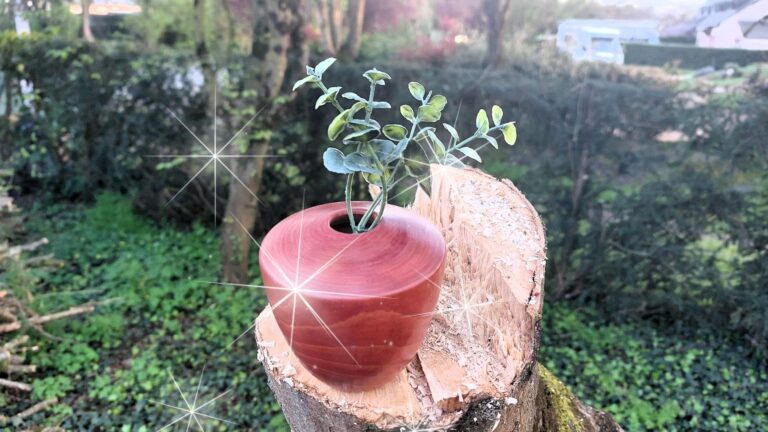 Finition brillante sur vase d&rsquo;inspiration japonaise